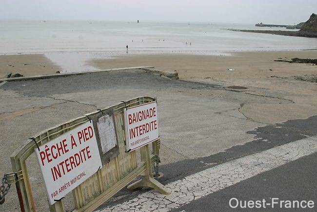 Malgré les panneaux d'interdictions, une dizaine de jeunes baigneurs n'ont pas hésité à piquer une tête. Et la plage a été bien fréquentée ce week-end.